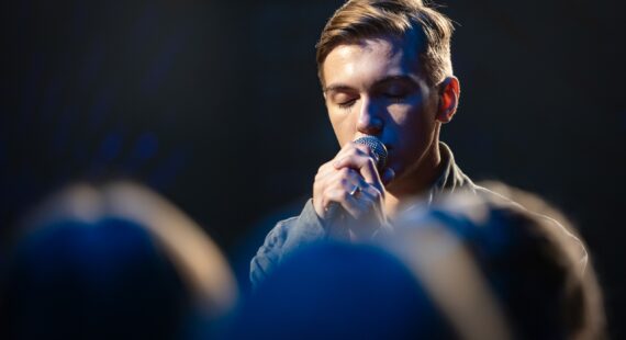 «Время не вечно»: состоялась премьера саундтрека к новогодней комедии «Тик-Так»